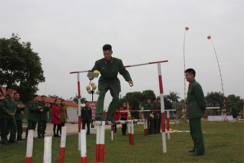 Trò chơi “đi cầu khỉ thả bóng vào chậu” cần sự khéo léo.