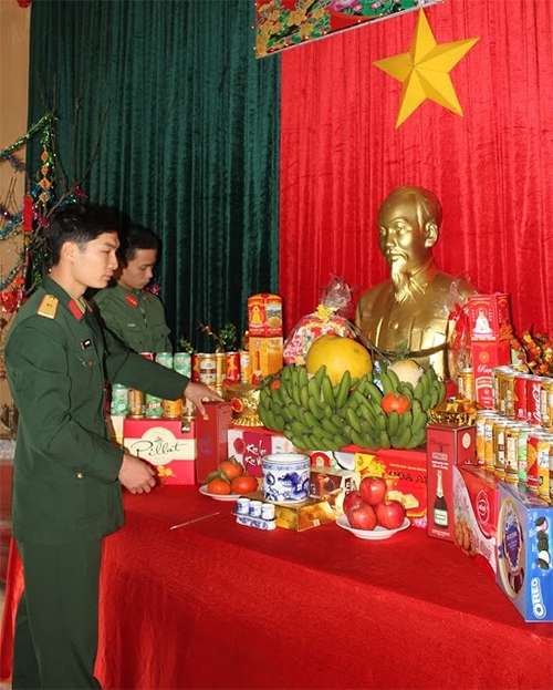 ..Bày mâm ngũ quả.