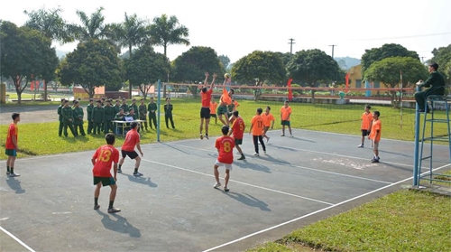 Ngày mồng 2 Tết: Cán bộ, chiến sĩ lữ đoàn và đơn vị kết nghĩa tham gia thi đấu thể thao (trong ảnh Đội bóng chuyền tiểu đoàn 1 và Đoàn xã Tiêu Sơn, huyện Đoan Hùng (áo màu đỏ) và đội bóng chuyền Tiểu đoàn 2 và Đoàn xã Minh Tiến, huyện Đoan Hùng (áo màu cam) thi đấu trận chung kết.