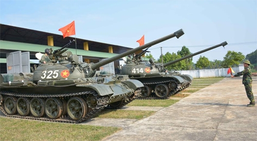 Ngày 27 Tết: Các kíp xe tăng của Đại đội 1, Tiểu đoàn 1 luyện tập tình huống cơ động phương tiện làm nhiệm vụ SSCĐ.