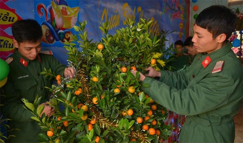 Cán bộ, chiến sĩ Đại đội 5, Tiểu đoàn 2 bày mâm ngũ quả, trang trí.