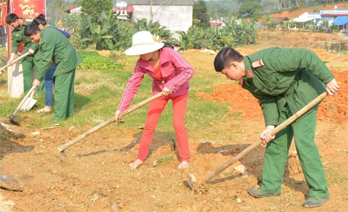 Ngày 29 Tết: Cán bộ, chiến sĩ Tiểu đoàn 2, Tiểu đoàn 3 cùng Đoàn thanh niên xã Minh Tiến, huyện Đoan Hùng (Phú Thọ) giúp dân vệ sinh đường làng ngõ xóm.