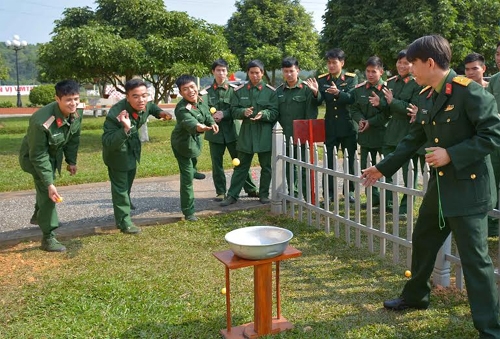 Ngày mồng 1 Tết: Cán bộ, chiến sĩ Tiểu đoàn 2 chơi các trò chơi dân gian