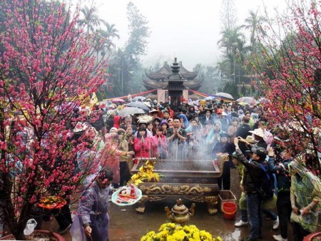 NHÂN VĂN LỄ HỘI