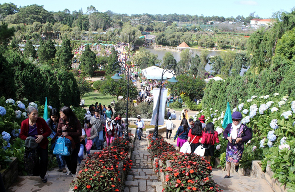 Đà Lạt tấp nập du khách ngày đầu năm