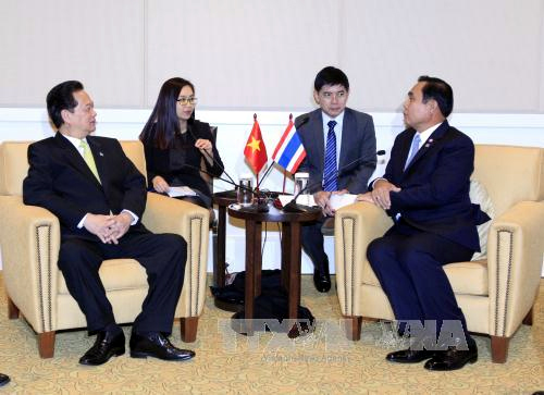 Thủ tướng Nguyễn Tấn Dũng gặp Thủ tướng Thái Lan 