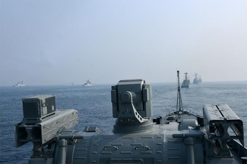 Đội hình tàu Hải quân Việt Nam và 24 nước chào hành quân theo đội hình lúc chia tay Ấn Độ