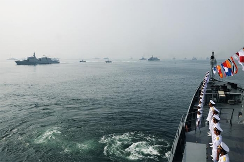 Tàu Tổng thống Ấn Độ duyệt đội hình tàu Việt Nam