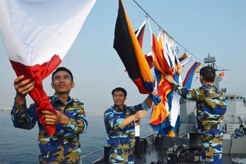 Các thủy thủ Tàu Đinh Tiên Hoàng treo cờ chuẩn bị cho lễ duyệt binh
