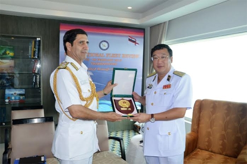 Chuẩn đô đốc Phạm Hoài Nam, Tư lệnh Hải quân Việt Nam tặng biểu trưng Hải quân Việt Nam cho Tư lệnh Hải quân Ấn Độ
