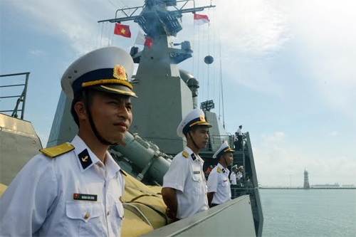 Các sĩ quan, thủy thủ Tàu Đinh Tiên Hoàng chào cảng trước khi tàu cập cảng Changi
