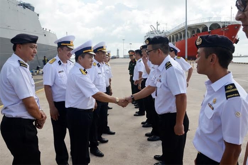 Đại diện Hải quân Singapore đón lãnh đạo tàu Hải quân Việt Nam tại cảng Changi