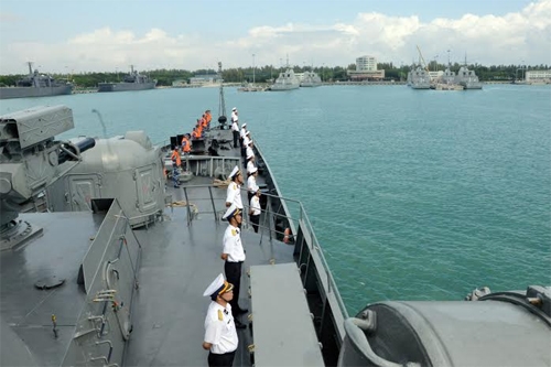 Tàu Đinh Tiên Hoàng tiến vào căn cứ Changi Singapore