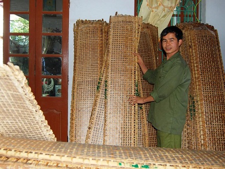 Ấm no nhờ nghề làm bánh đa nem          