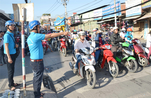 Tuổi trẻ xung kích tham gia bảo đảm an toàn giao thông