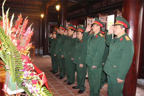 Đảng uỷ Bộ CHQS tỉnh Tuyên Quang dâng hương, báo công tại đền thờ Chủ tịch Hồ Chí Minh