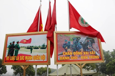 Hệ thống pa-nô cổ động in hình ảnh hoạt động của đơn vị trên vải bạt.