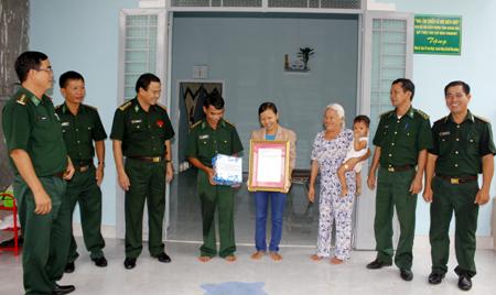 Những ngôi nhà ấm tình đồng đội