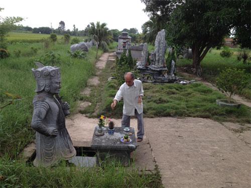 Cụ già nặng lòng với di tích