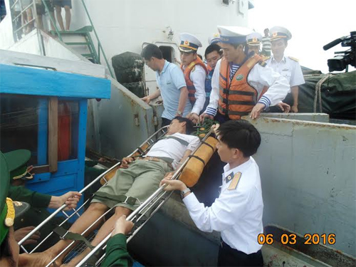 Tàu 628 (Vùng 3 Hải quân) kịp thời đưa ngư dân bị nạn vào đảo Lý Sơn