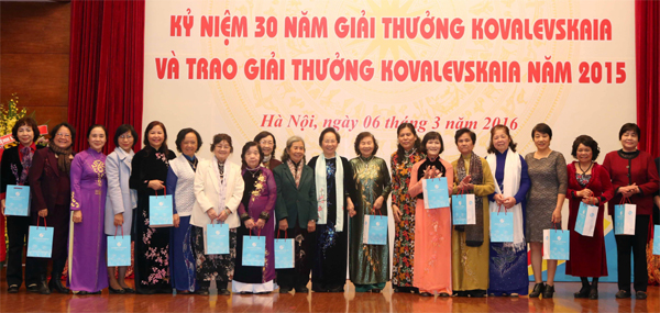 Tiếp thêm động lực phấn đấu cho các nhà khoa học nữ