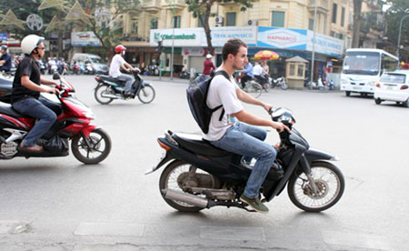 ĐỂ KHÁCH QUỐC TẾ THỰC HIỆN TỐT LUẬT GIAO THÔNG