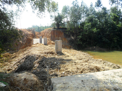 Chậm tiến độ, đất bỏ hoang