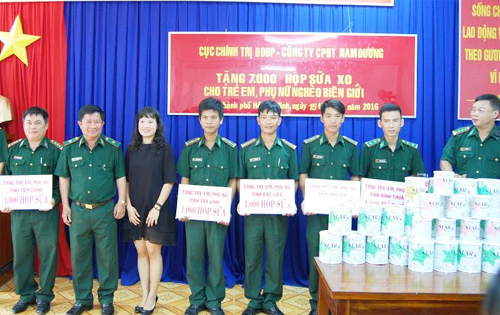 Trao 7.000 hộp sữa tặng phụ nữ, trẻ em nghèo ở địa bàn biên giới