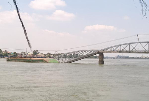 Cầu Ghềnh bị đâm sập, nhiều người rơi xuống sông