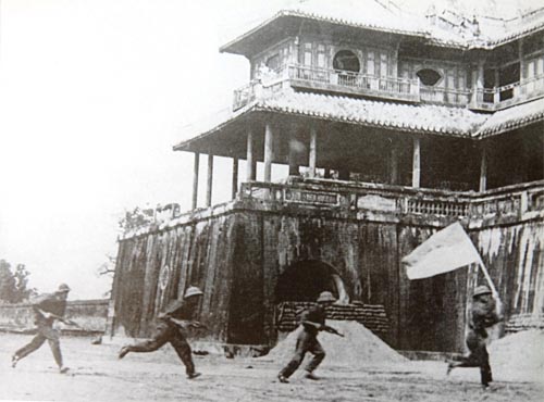 Vận động, bao vây tiến công liên tục