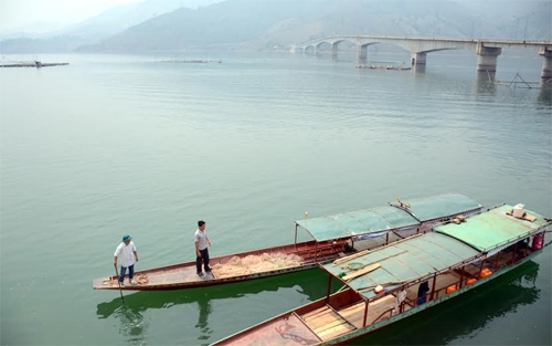 Thuyền săn cá trước giờ rời bến Quỳnh Nhai.