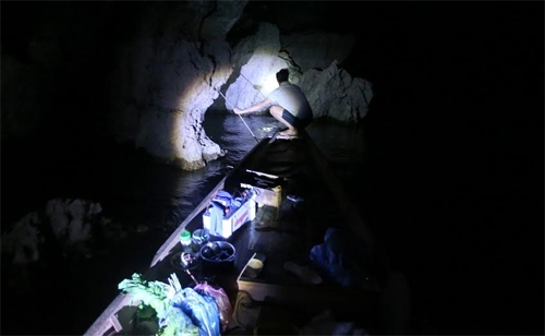 Thợ cá ròng dây điện nối ắc quy đặt trên đảo để bật đèn dụ cá.