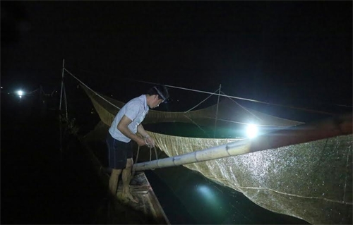 Bắt đầu guồng tời kéo cá.