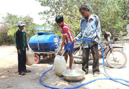 Bài 1: Thiệt hại nặng nề do hạn hán, xâm nhập mặn