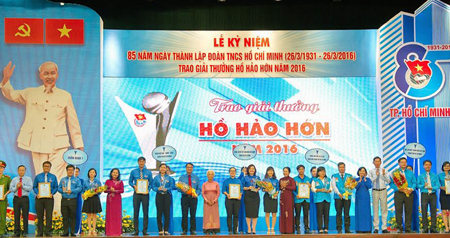 Thành đoàn TP Hồ Chí Minh trao giải thưởng Hồ Hảo Hớn cho 6 tập thể