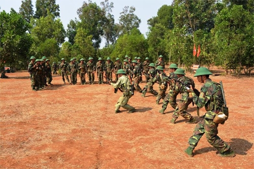 “Vượt nắng, thắng mưa, say sưa luyện tập” trên thao trường.