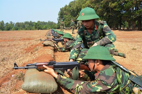 Cán bộ luôn sâu sát giúp chiến sĩ nâng cao khả năng thực hành.