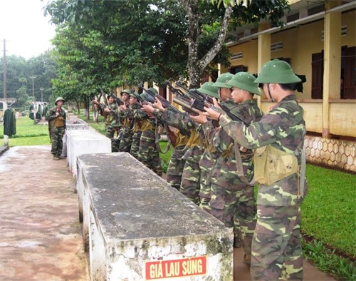Không quên bảo quản vũ khí trang bị kỹ thuật sau một ngày huấn luyện.