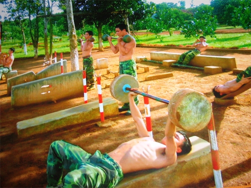 Rèn luyện nâng cao thể lực.