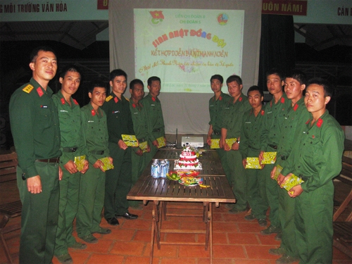 Những buổi “Sinh nhật đồng đội” để lại nhiều ấn tượng những ngày quân ngũ.