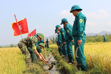 LLVT huyện Cư Kuin, tỉnh Đắk Lắk giúp nhân dân chống hạn