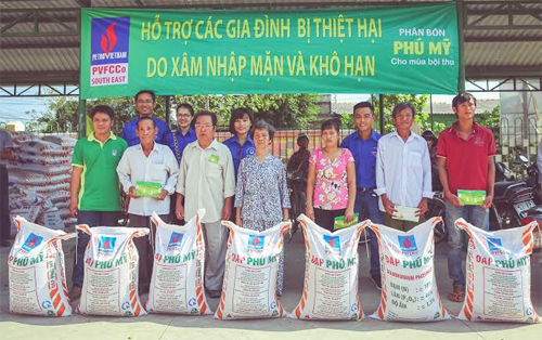 PVFCCo SE: 230 triệu đồng hỗ trợ nông dân bị thiệt hại bởi xâm nhập mặn tại Long An