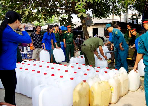 LLVT tỉnh Long An hỗ trợ nước cho người dân vùng hạn, mặn