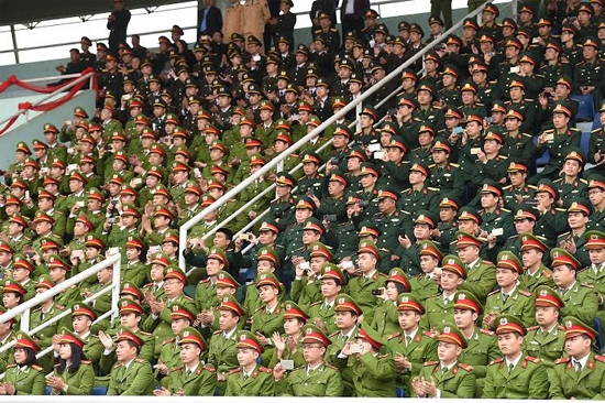 Đông đảo lực lượng vũ trang tỉnh Lạng Sơn có mặt ở sân vận động tỉnh xem bộ đội biên phòng trình diễn.