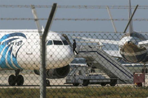  Ai Cập: Máy bay chở 60 người bị 