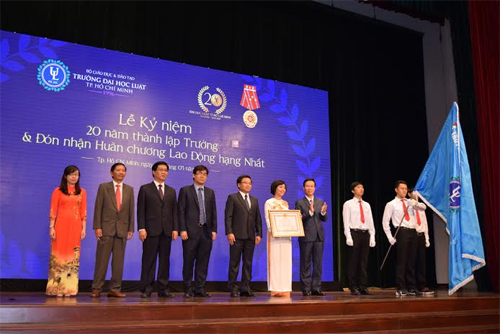 Trường Đại học Luật TP Hồ Chí Minh đón nhận Huân chương Lao động hạng nhất