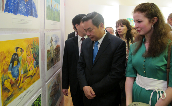 Khai mạc Triển lãm tranh thiếu nhi  “Em vẽ Việt Nam - Em vẽ nước Nga” 