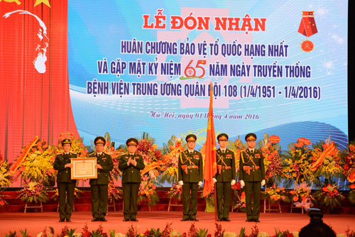 Bệnh viện Trung ương Quân đội 108 đón nhận Huân chương Bảo vệ Tổ quốc hạng nhất