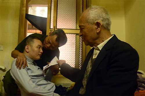 Thầy lang Cửu cưu mang người nghèo
