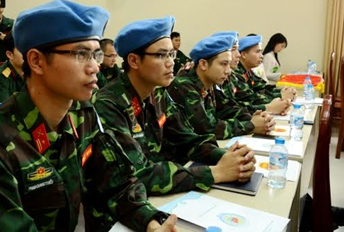 Trao quyết định, giao nhiệm vụ cho 5 sĩ quan lên đường làm nhiệm vụ GGHB Liên hợp quốc
